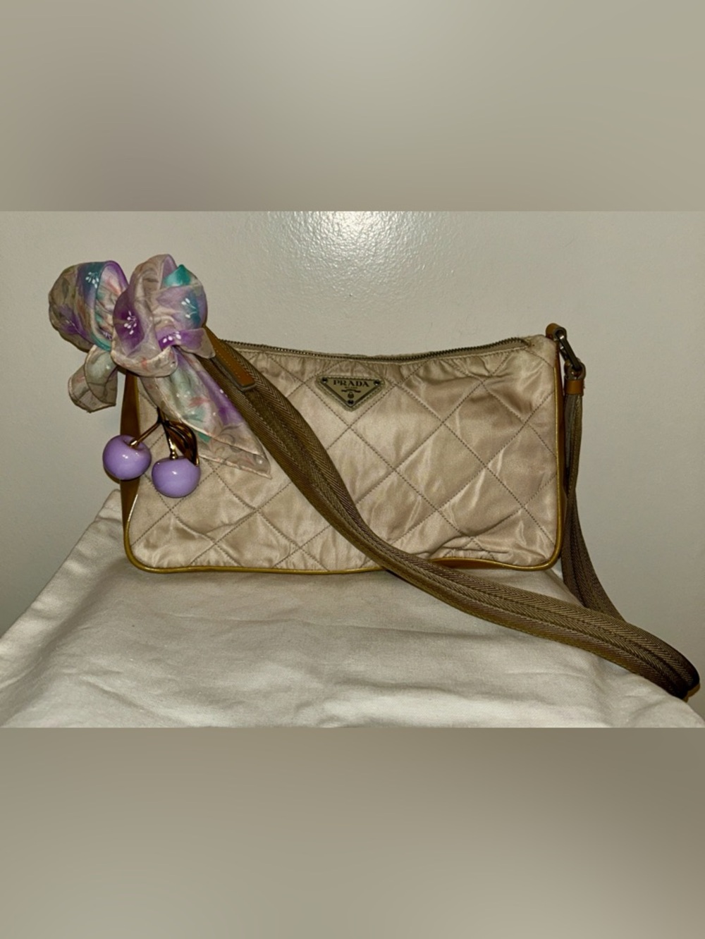 Authentic Vintage Prada Nylon tessuto Enamel Beige Shoulder Bag. Homemade Twilly - Picture 2 of 14